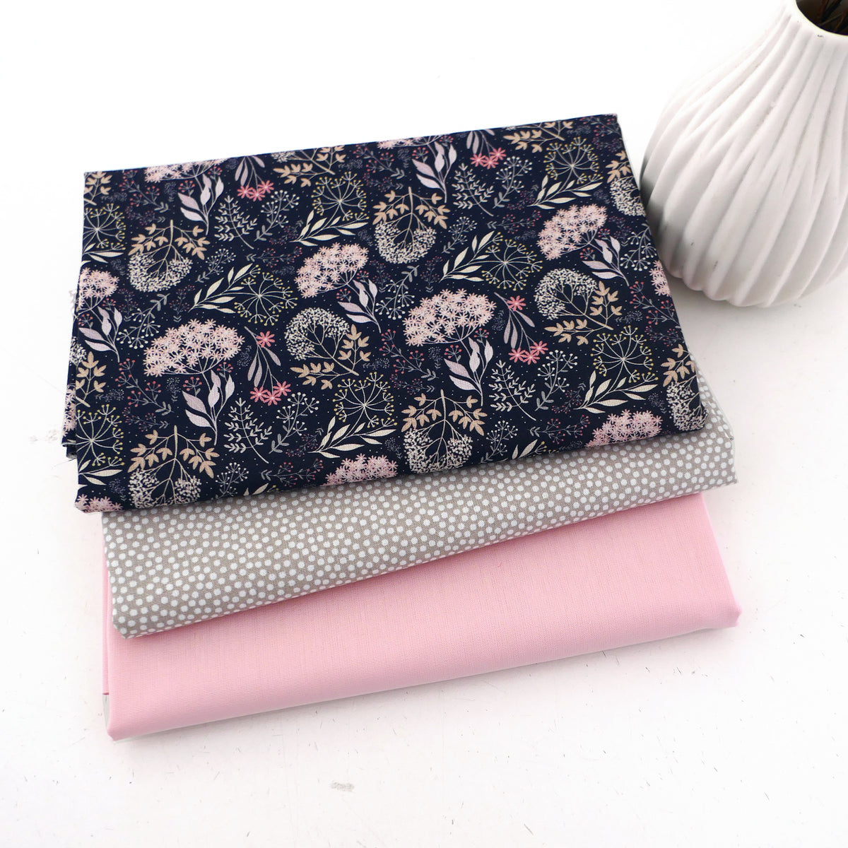 Stoffpaket Baumwolle, 3 farblich passende Designs, Dolden, Punkte, Uni, Patchwork