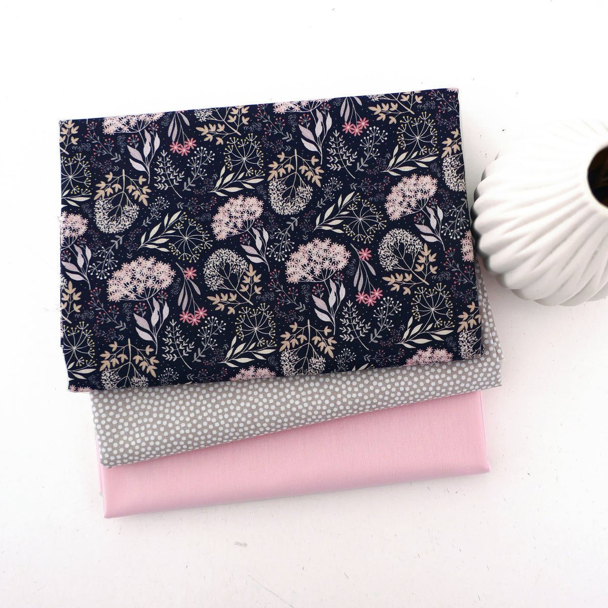 Stoffpaket Baumwolle, 3 farblich passende Designs, Dolden, Punkte, Uni, Patchwork