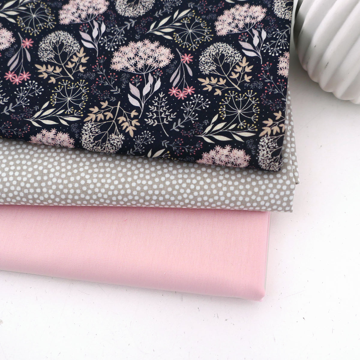 Stoffpaket Baumwolle, 3 farblich passende Designs, Dolden, Punkte, Uni, Patchwork