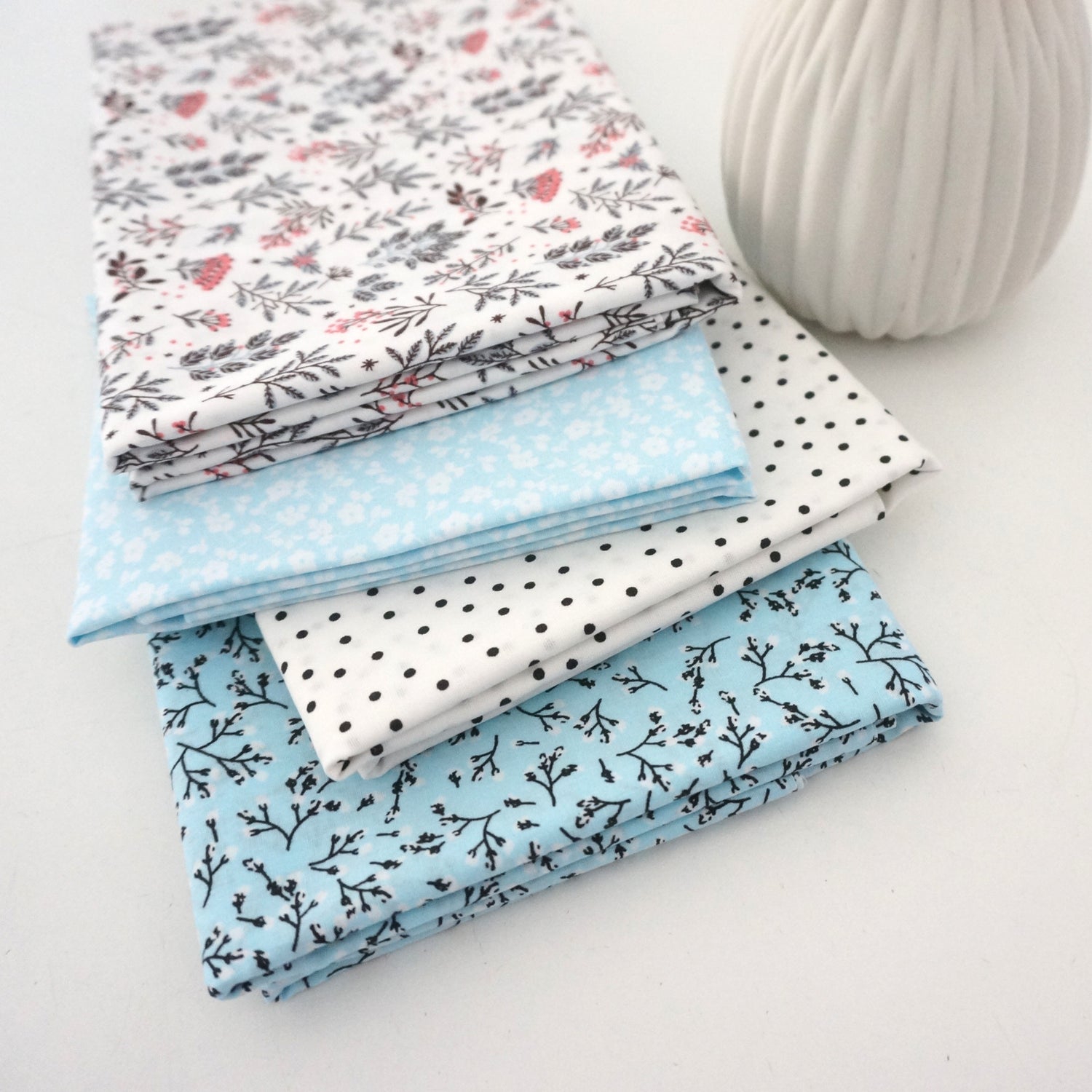 Stoffpaket, Baumwolle, Fat Quarter, Popeline, Streublumen, Hellblau, Weiß