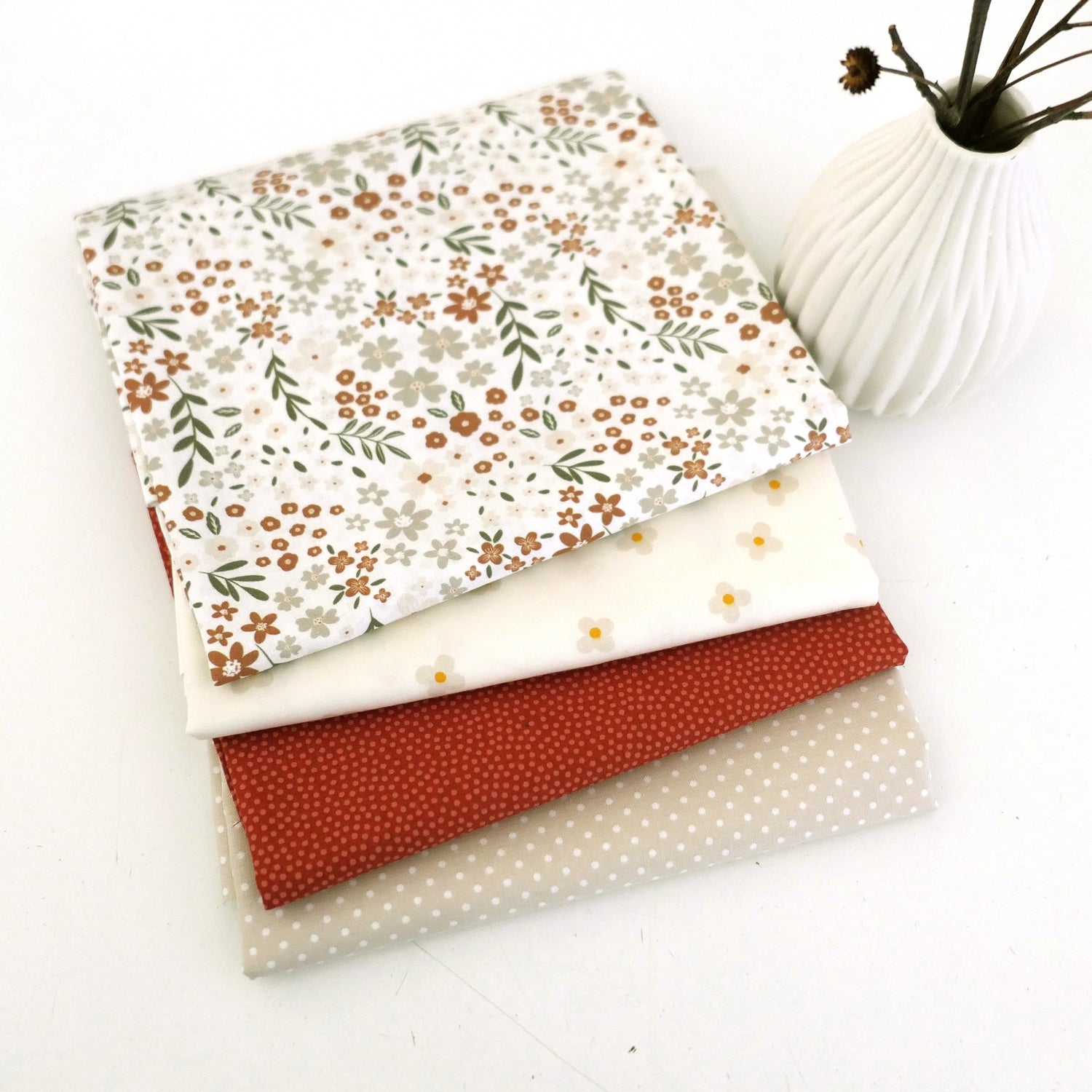 Stoffpaket Baumwolle, 4 Designs, Streublumen Natur, Punkte, Patchwork