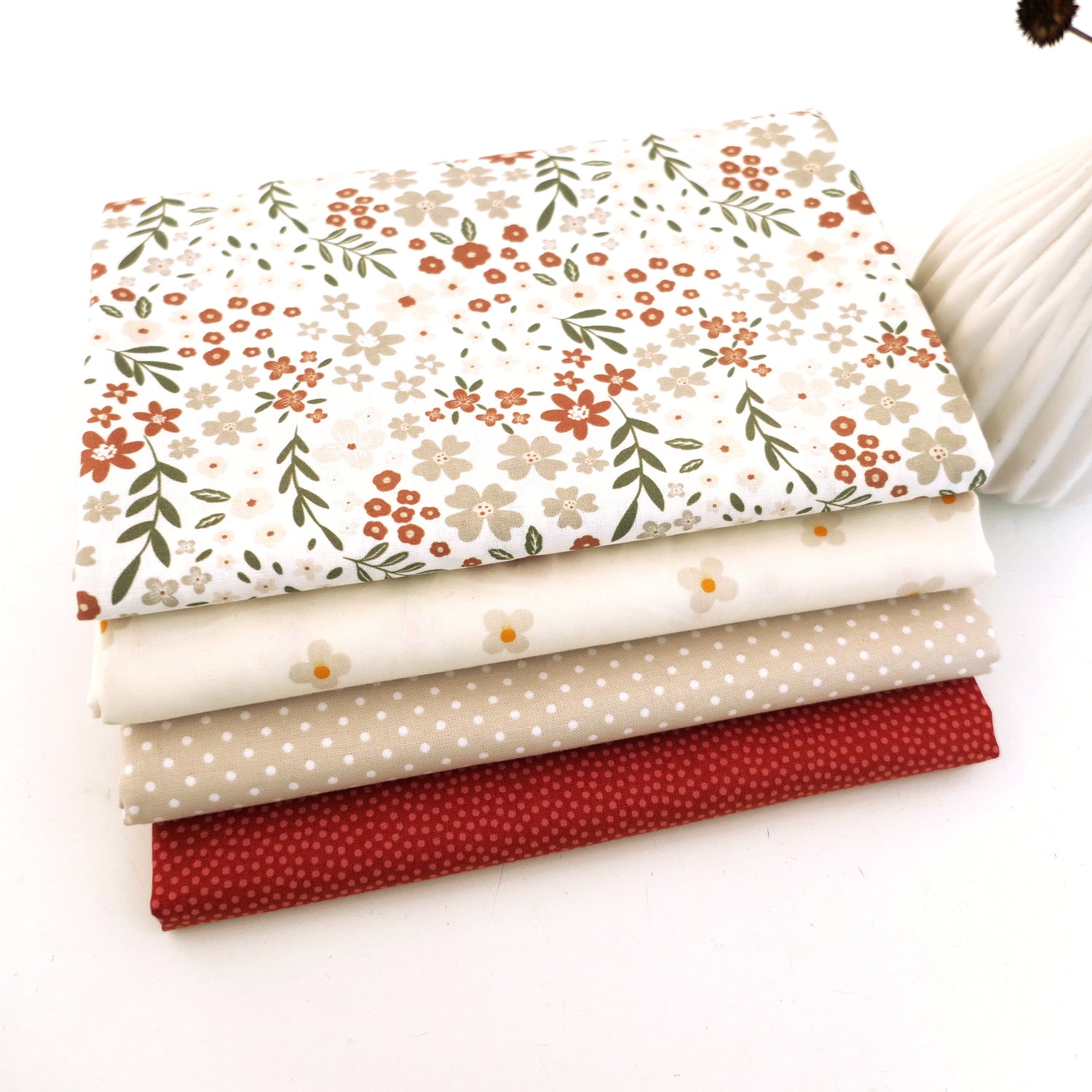 Stoffpaket Baumwolle, 4 Designs, Streublumen Natur, Punkte, Patchwork