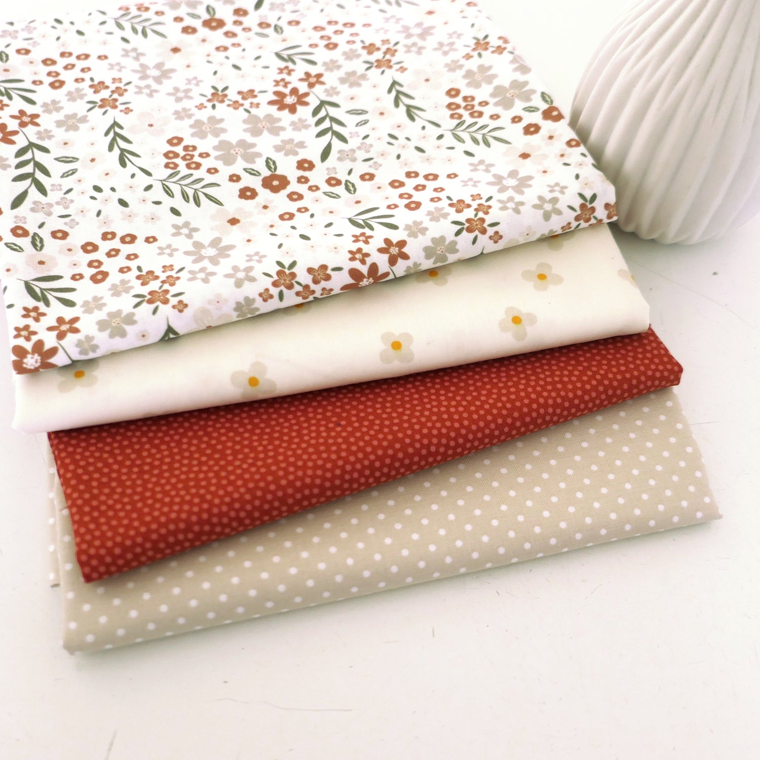 Stoffpaket Baumwolle, 4 Designs, Streublumen Natur, Punkte, Patchwork
