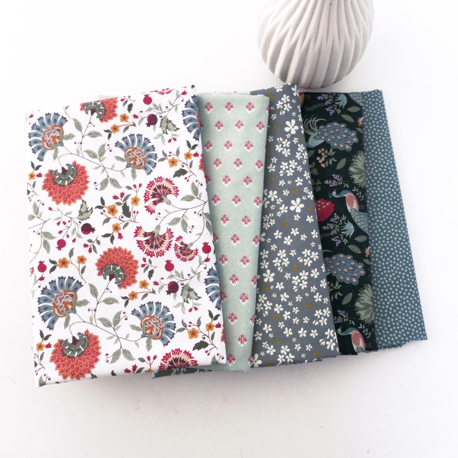 Stoffpaket, 5 Designs, Pfauen, Punkte, Blumen, Baumwolle