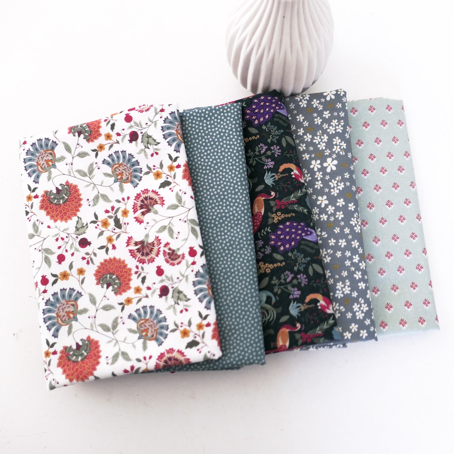 Stoffpaket, 5 Designs, Pfauen, Punkte, Blumen, Baumwolle
