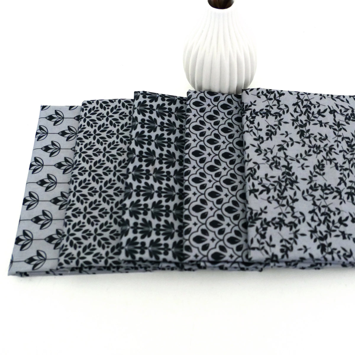 Stoffpaket Baumwolle, 5 x Fat Quarter, Grau/Schwarz, Blätter, Ranken, Lilien, Patchwork