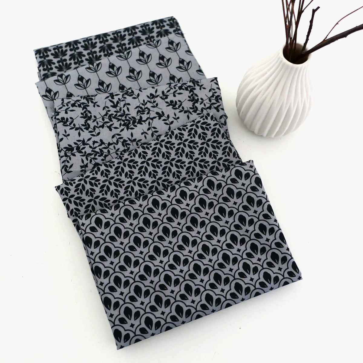 Stoffpaket Baumwolle, 5 x Fat Quarter, Grau/Schwarz, Blätter, Ranken, Lilien, Patchwork