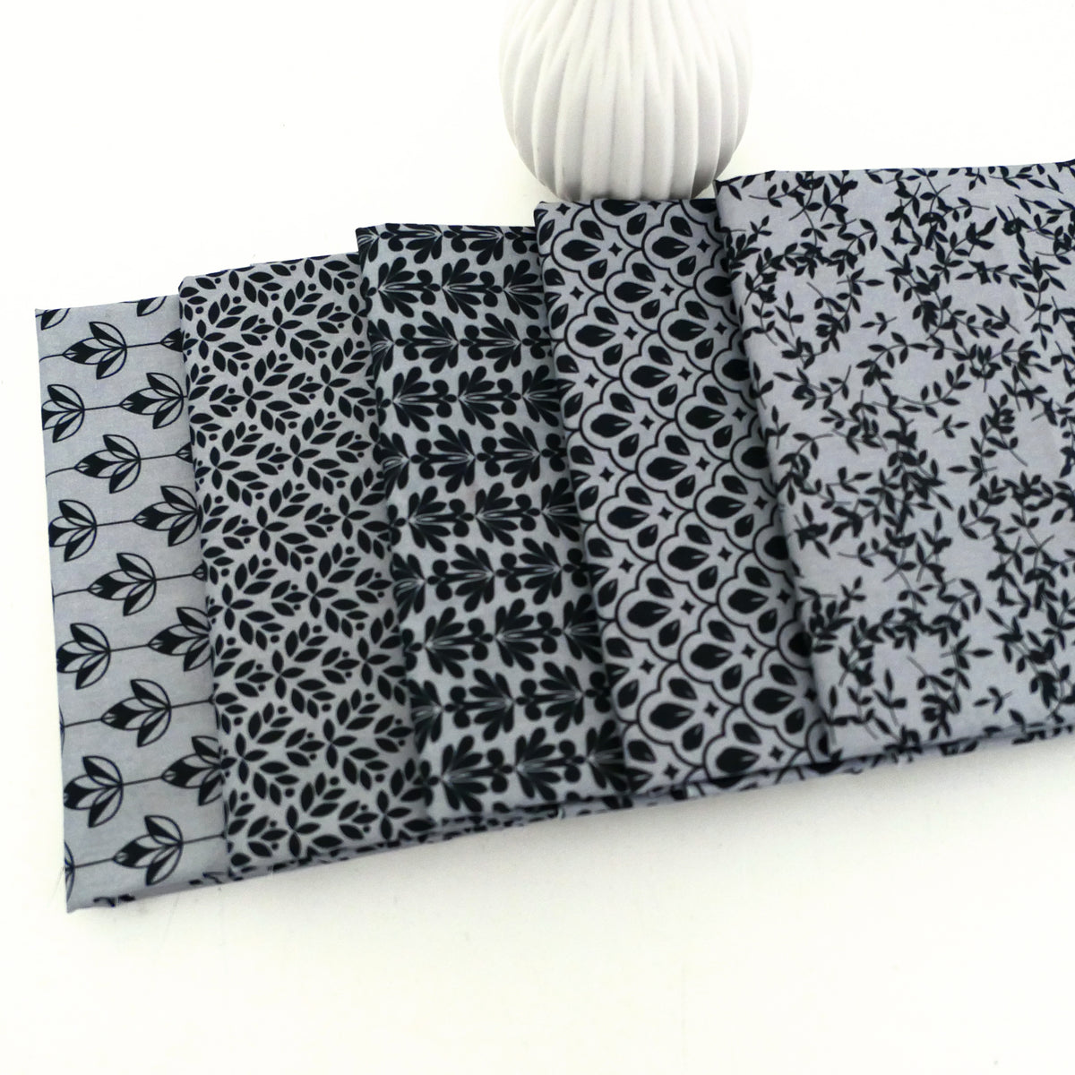 Stoffpaket Baumwolle, 5 x Fat Quarter, Grau/Schwarz, Blätter, Ranken, Lilien, Patchwork