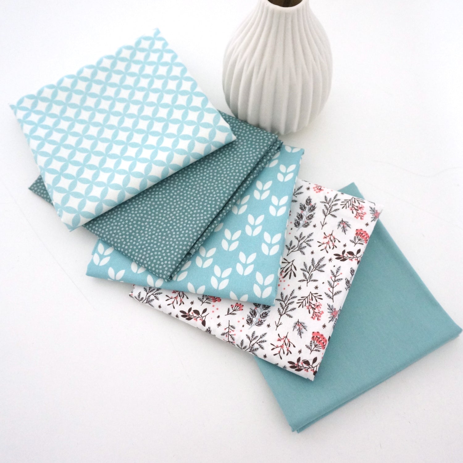 Stoffpaket, Baumwolle, Fat Quarter, Streublumen, Blätter, Hellblau, Weiß
