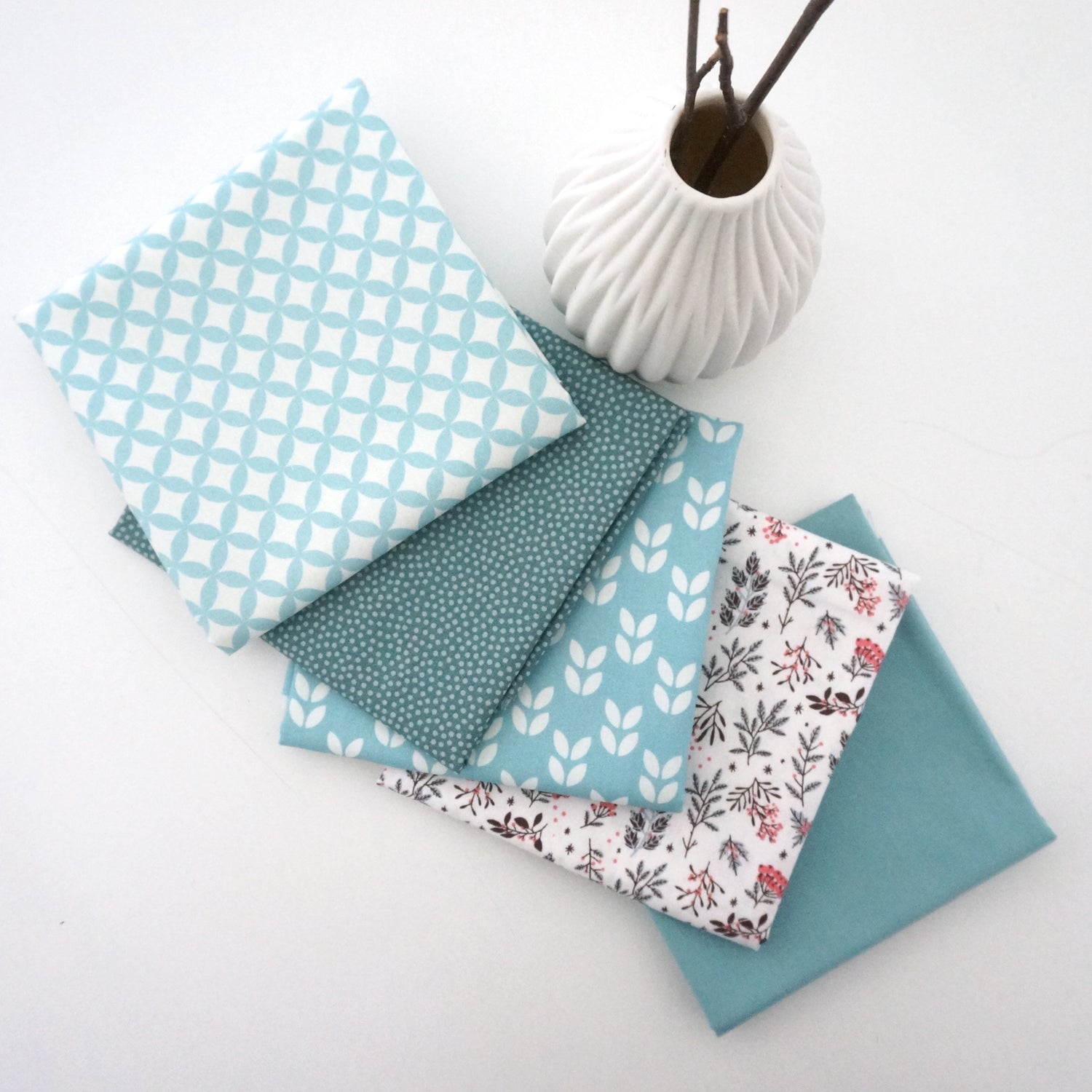 Stoffpaket, Baumwolle, Fat Quarter, Streublumen, Blätter, Hellblau, Weiß