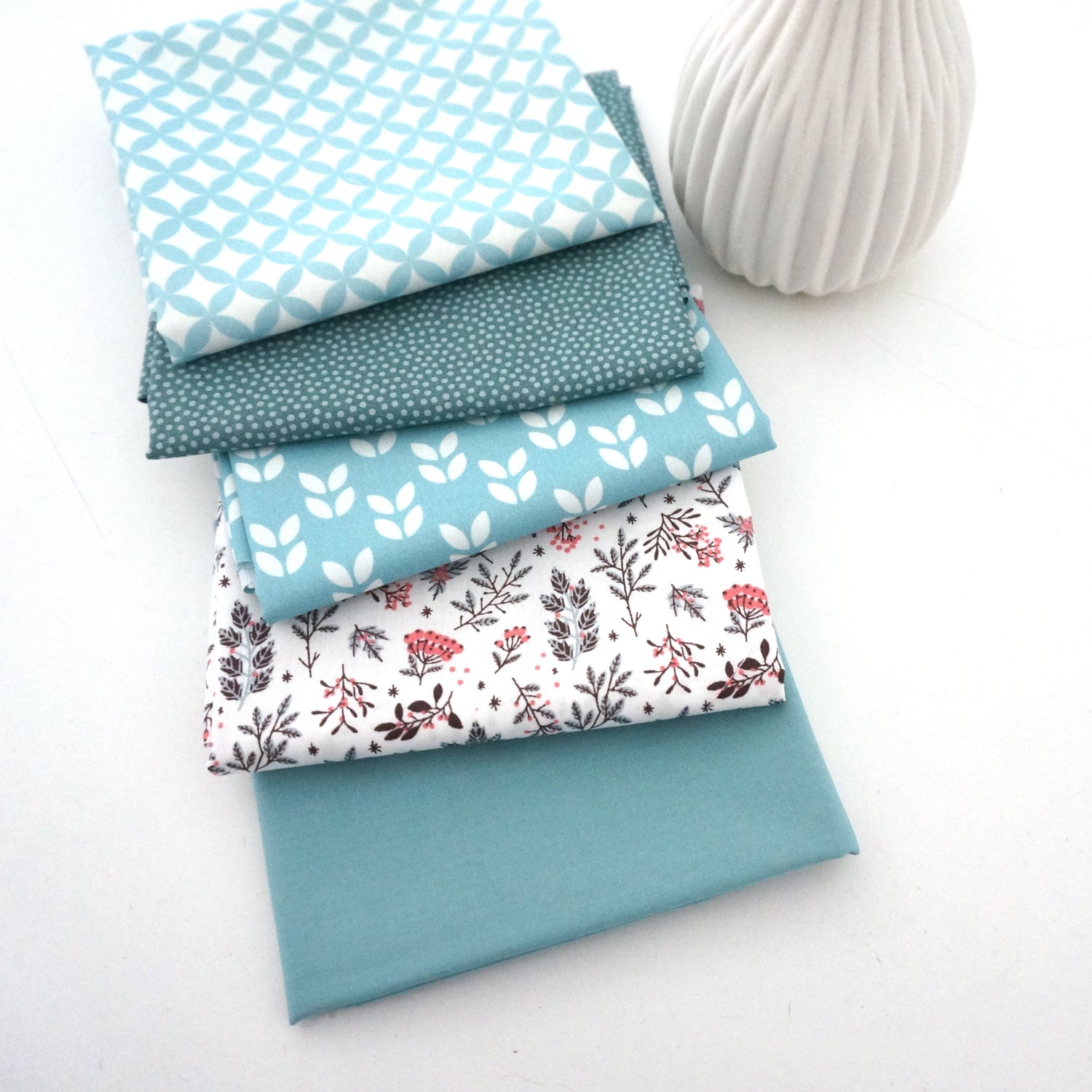 Stoffpaket, Baumwolle, Fat Quarter, Streublumen, Blätter, Hellblau, Weiß