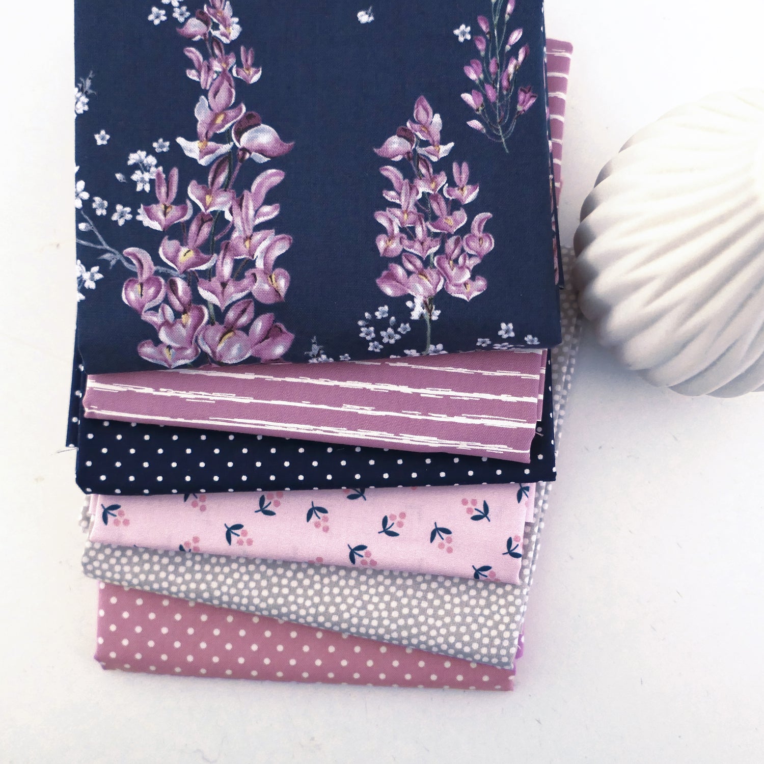 Stoffpaket Baumwolle 'Wisteria' , 6 Designs, Blüten, Punkte, Kleckse, Linien, Patchwork, Paket
