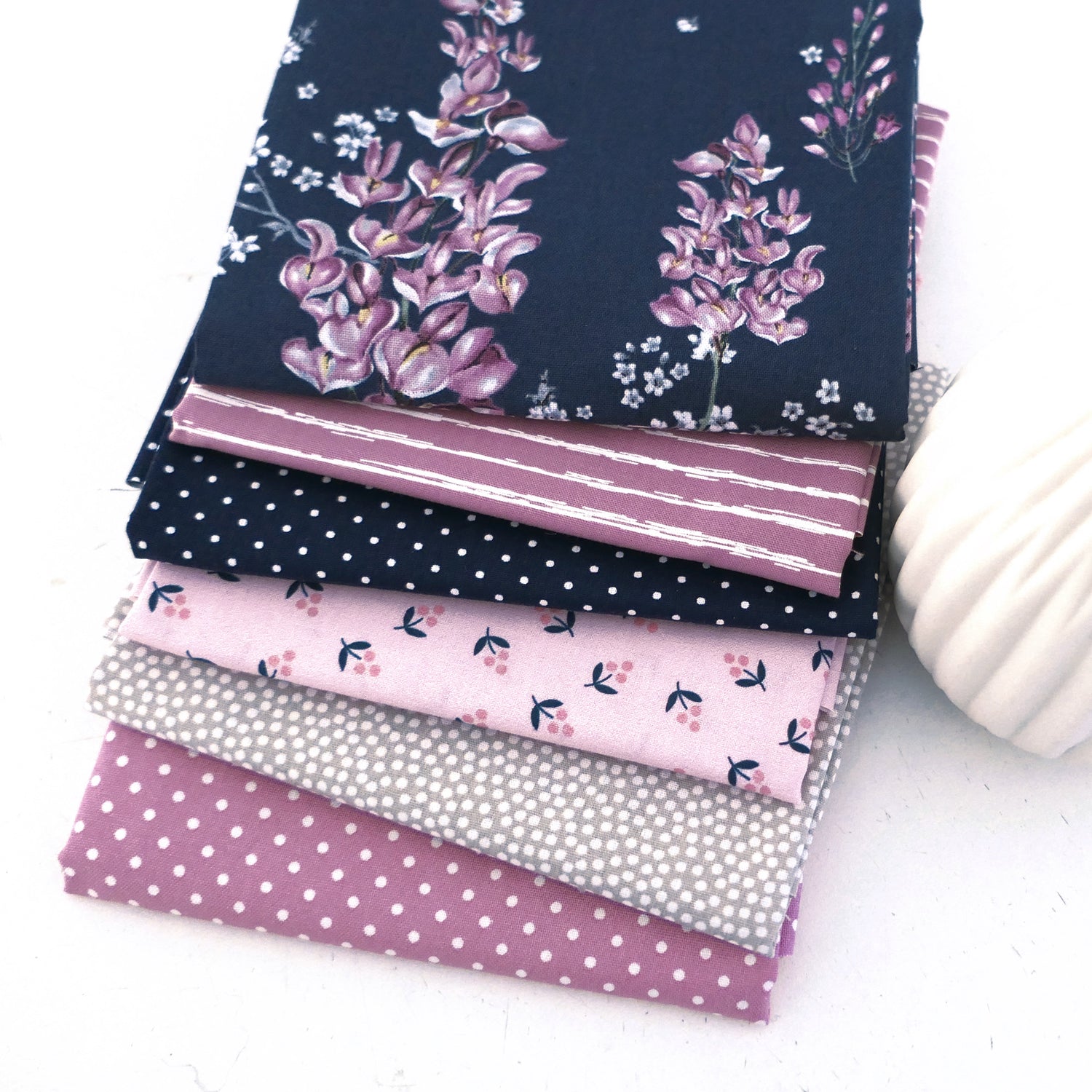 Stoffpaket Baumwolle 'Wisteria' , 6 Designs, Blüten, Punkte, Kleckse, Linien, Patchwork, Paket