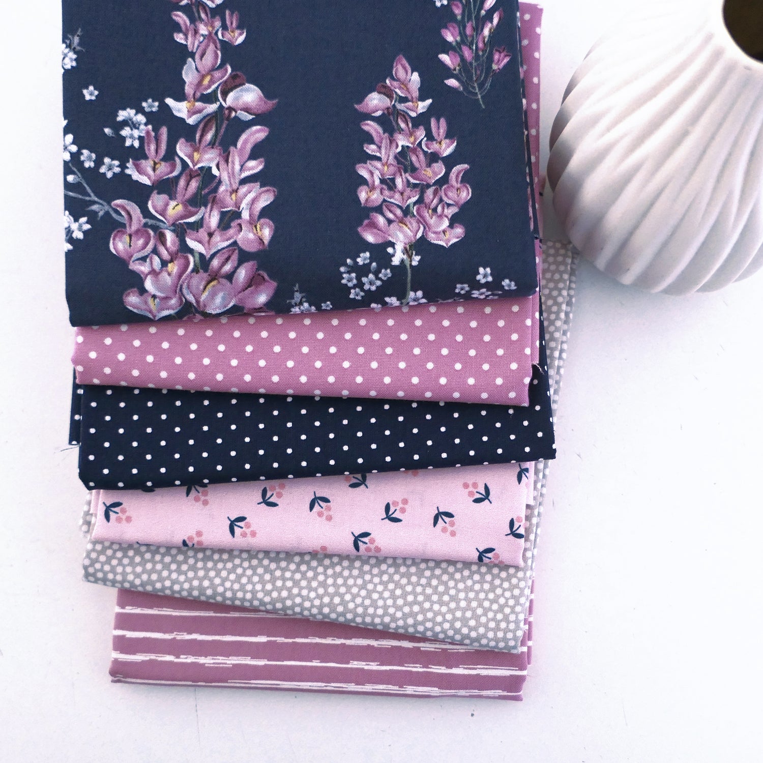 Stoffpaket Baumwolle 'Wisteria' , 6 Designs, Blüten, Punkte, Kleckse, Linien, Patchwork, Paket