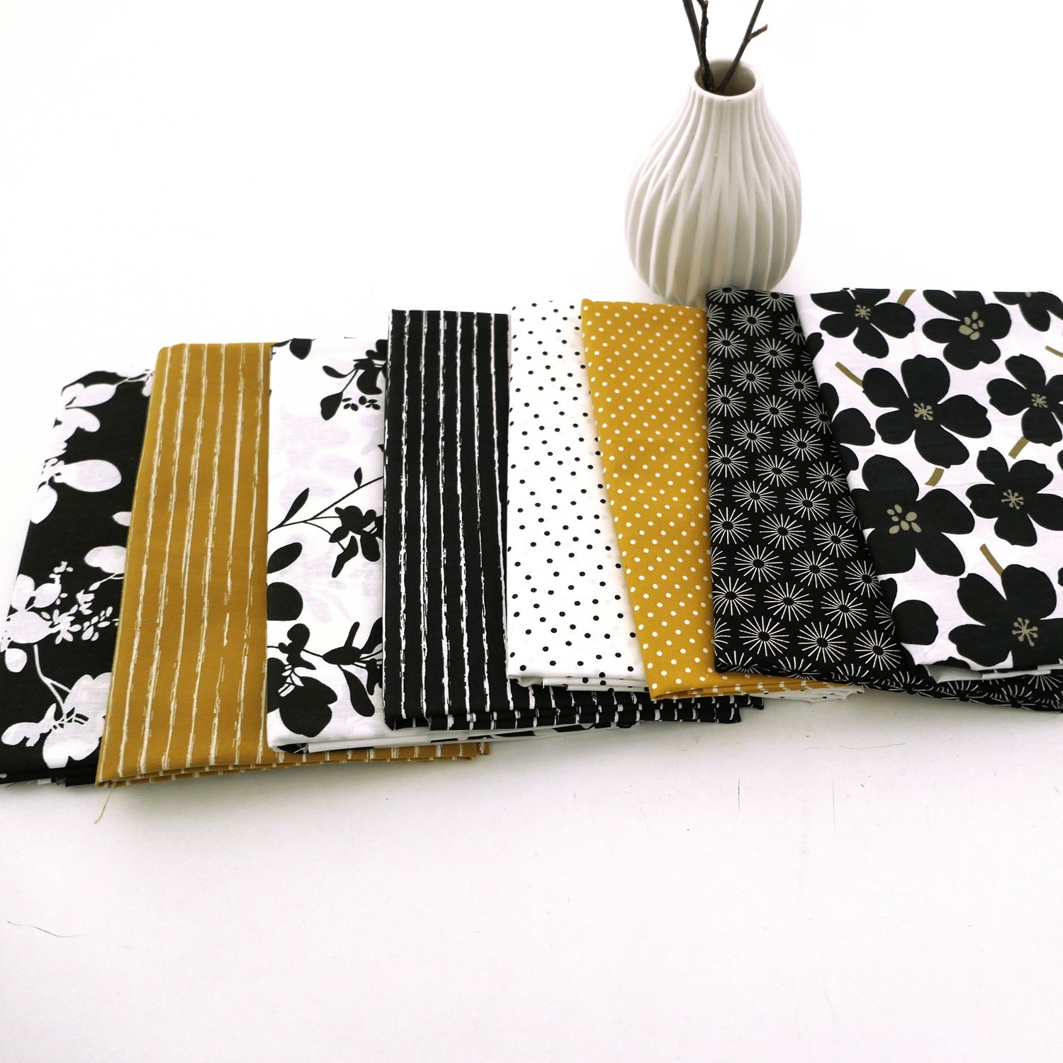 Stoffpaket Baumwolle, 8 x Fat Quarter, Black, White, Mustard, Blüten, Kleckse, Linien,