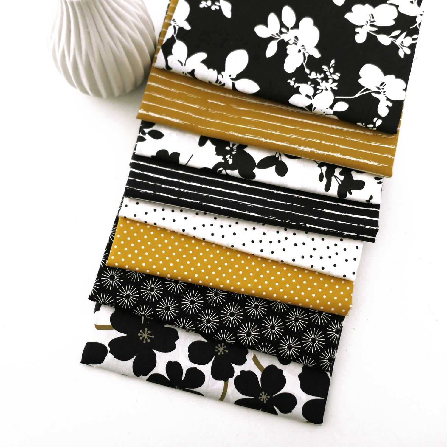 Stoffpaket Baumwolle, 8 x Fat Quarter, Black, White, Mustard, Blüten, Kleckse, Linien,
