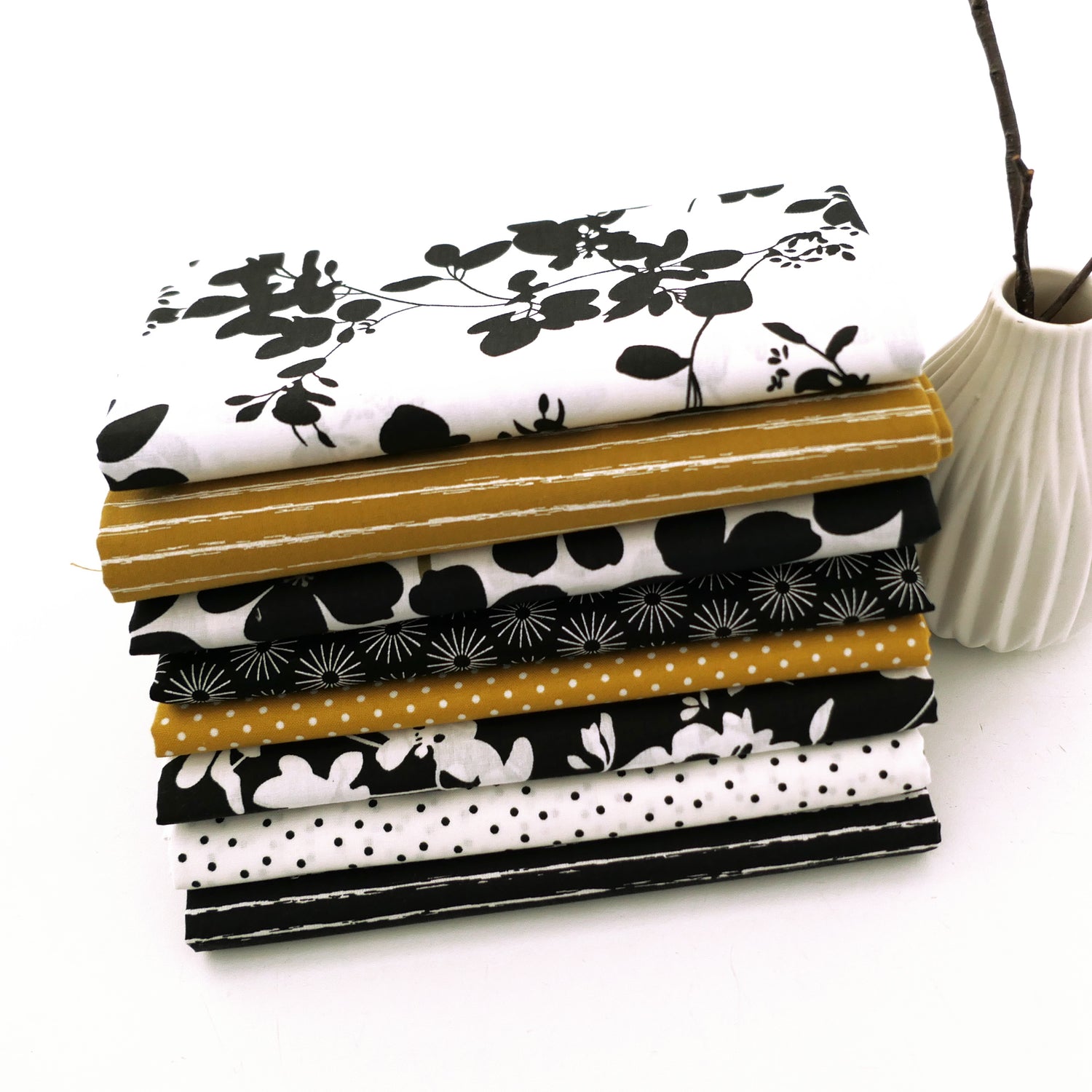 Stoffpaket Baumwolle, 8 x Fat Quarter, Black, White, Mustard, Blüten, Kleckse, Linien,