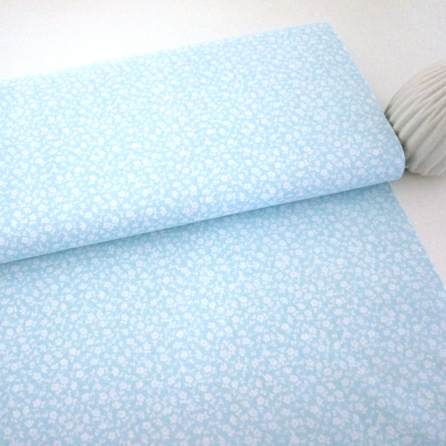 Baumwollstoff, Popelin, kleine Blumen, zart Hellblau/Weiß, Meterware