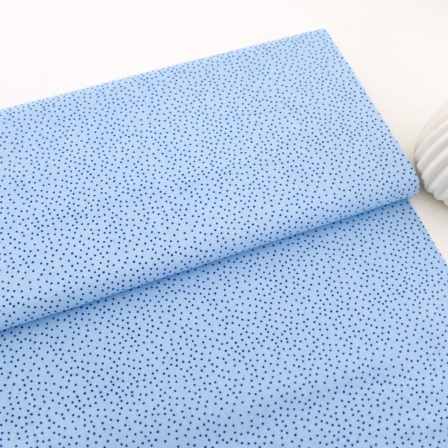 Baumwollstoff, Popeline, kleine Punkte, Kleckse, Hellblau, Meterware