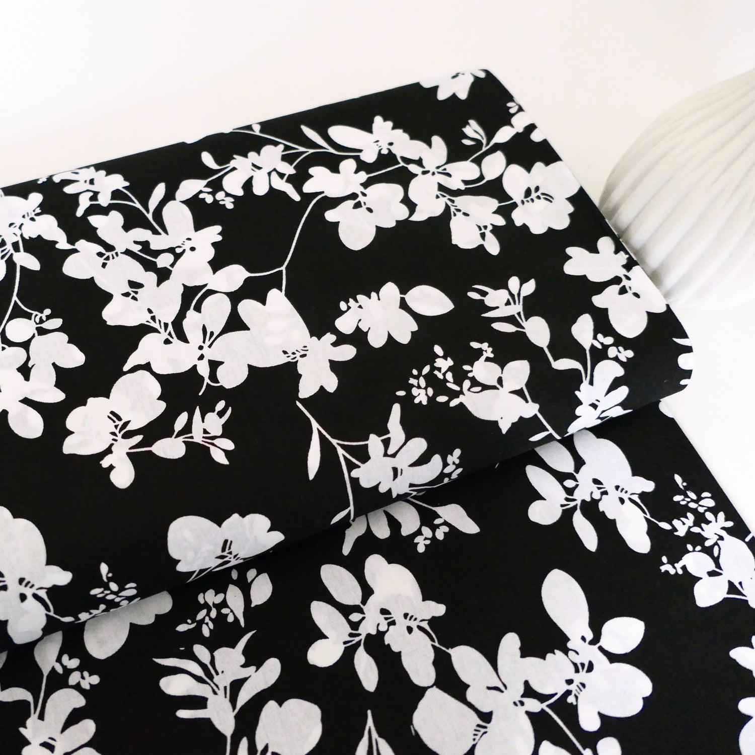 Baumwollstoff, Blumen, Schwarz, Weiß, Meterware