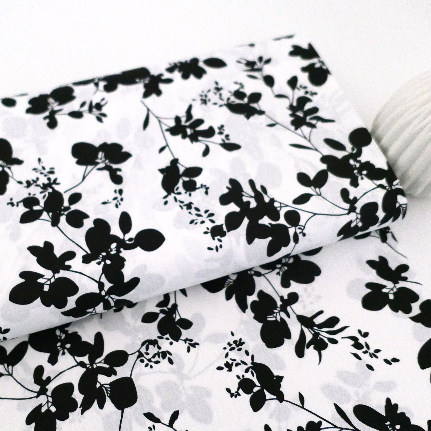 Baumwollstoff, Blumen, Weiß, Schwarz, Meterware