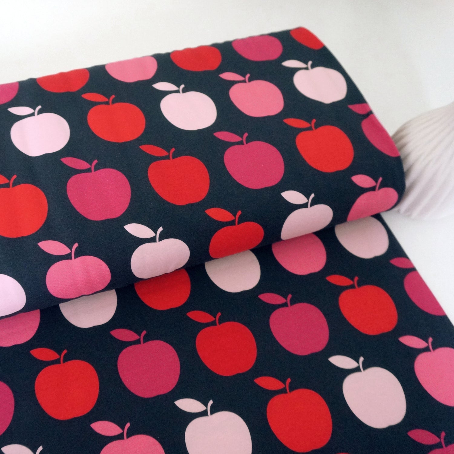 Jersey große Äpfel Nachtblau Pink, Rot, Rosa Meterware