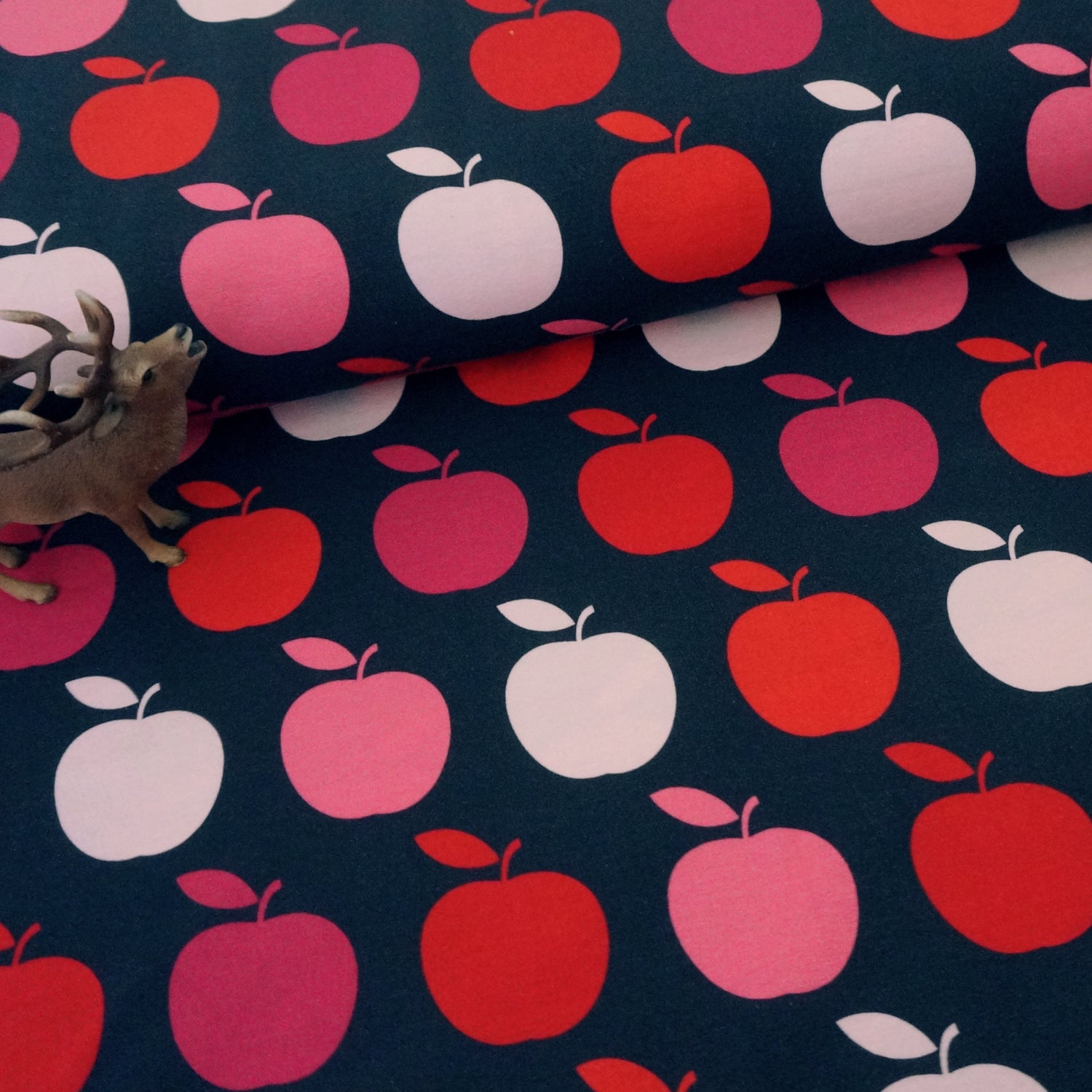 Jersey große Äpfel Nachtblau Pink, Rot, Rosa Meterware