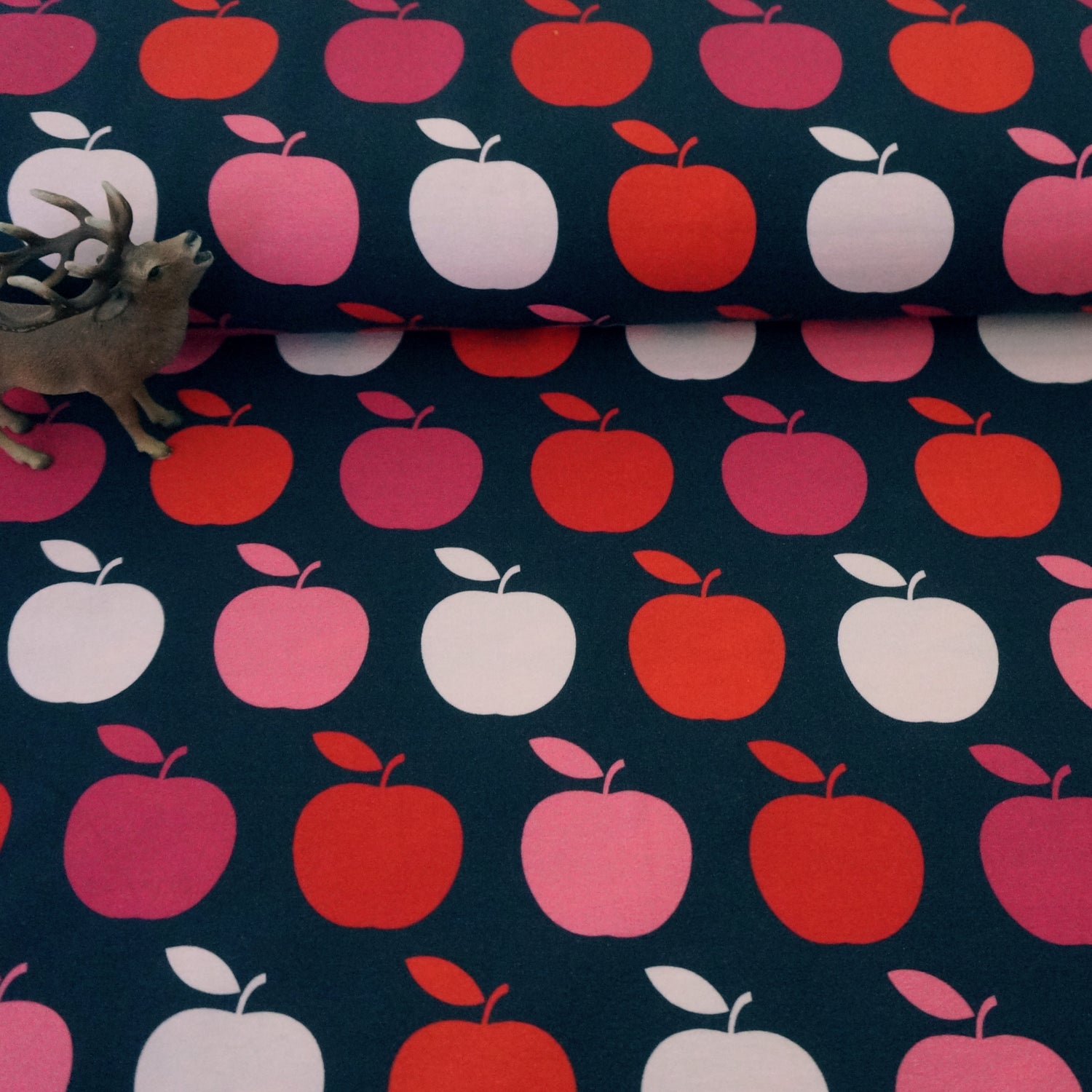Jersey große Äpfel Nachtblau Pink, Rot, Rosa Meterware